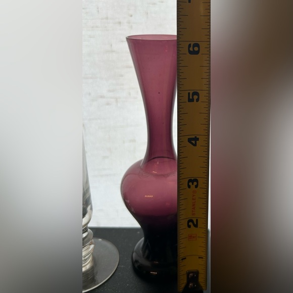 2 vintage bud vases. Amethyst 6” and 7.25” etched glass with grapes. - Picture 11 of 11